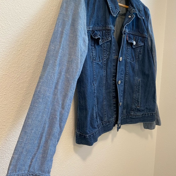 Levi's 2 Tone Denim and Cotton Jean Jacket - Picture 4 of 10